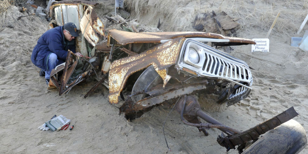 JEEP2BUNEARTHED Αυτο το Jeep εμεινε θαμμενο για 40 χρονια στην αμμο