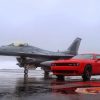dodge challenger hellcat 1800 Το Dodge Challenger Hellcat των 707 ίππων τα βάζει με ένα ετοιμοπόλεμο F-16 Falcon Jet …στη βροχή!