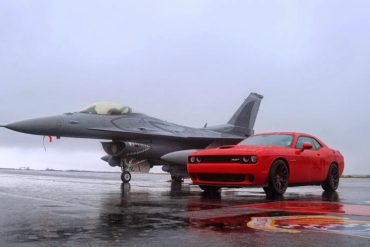 dodge challenger hellcat 1800 Το Dodge Challenger Hellcat των 707 ίππων τα βάζει με ένα ετοιμοπόλεμο F-16 Falcon Jet …στη βροχή!