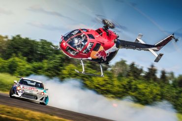 redbull Bei Red Bull geht es drunter und drüber: Helikopter gegen Driftauto