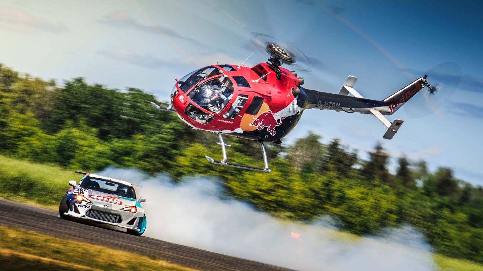 redbull Είναι τρελοί εκεί στη Red Bull : Ελικόπτερο εναντίον drift car