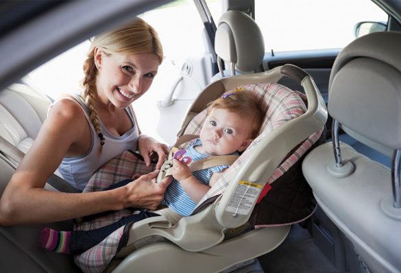 Mother buckling baby into car seat Τα 10 καλύτερα αυτοκίνητα για νέες μαμάδες