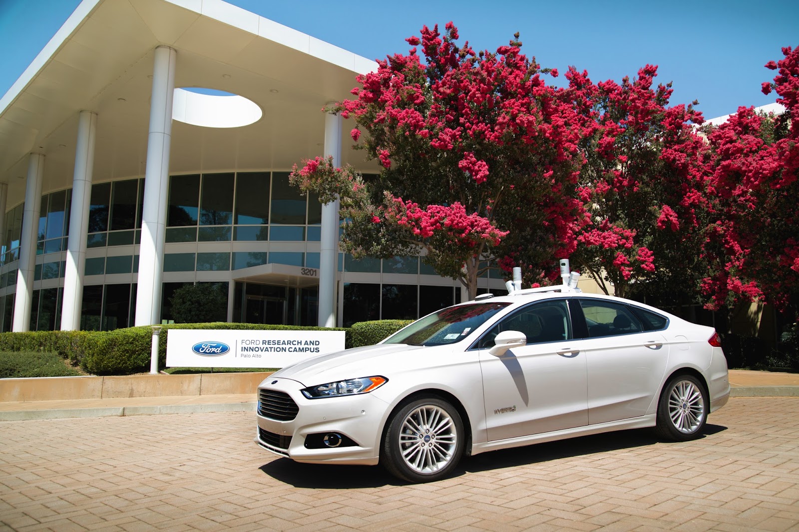 New Ford RIC Building with AV Η Ford στοχεύει να βγάλει σε μαζική παραγωγή ένα πλήρως αυτόνομο όχημα το 2021