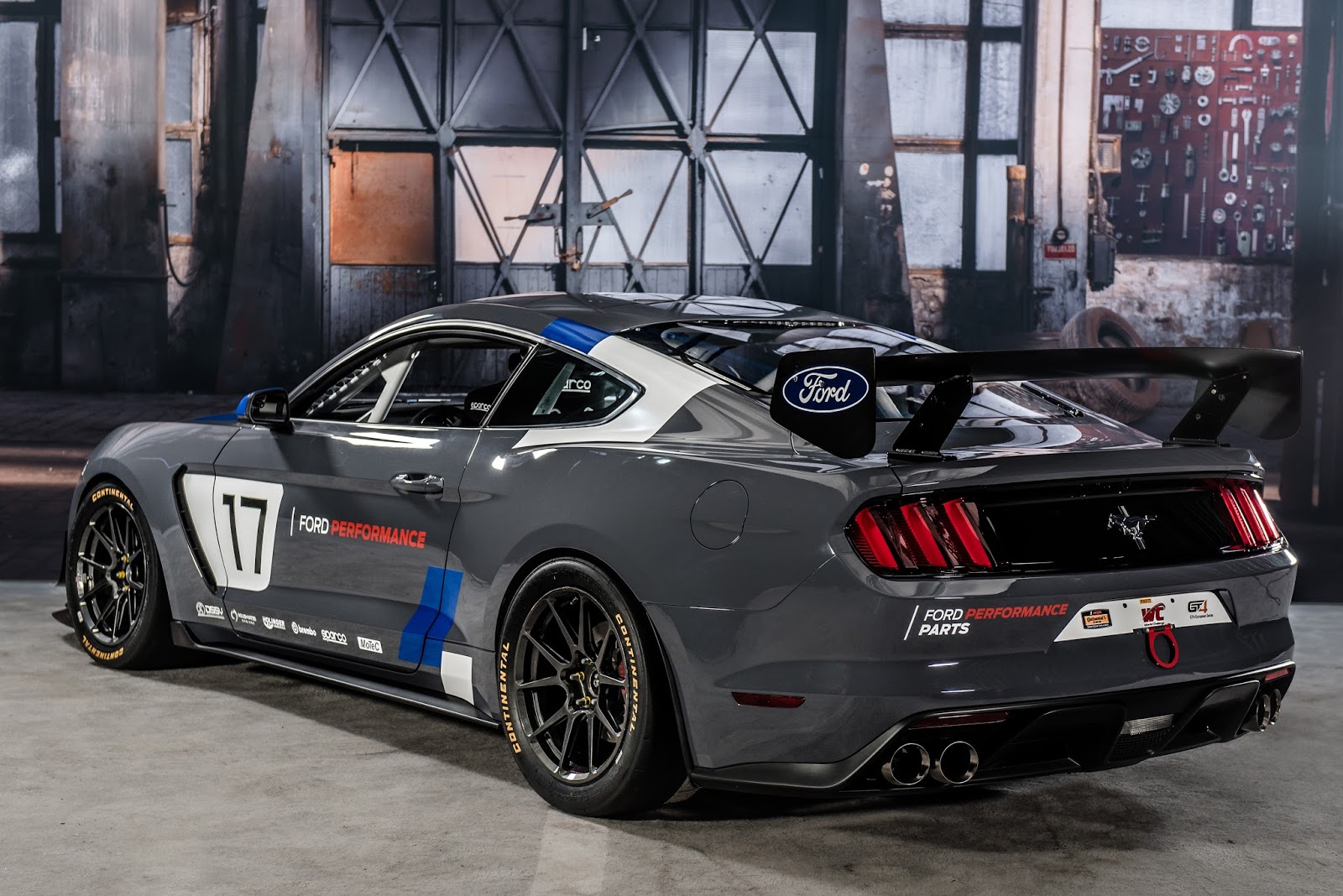 Mustang GT350R C4 Ford Performance 3 Η Ford Performance παρουσίασε την αγωνιστική Mustang GT4 στην έκθεση SEMA 2016 και ένα ...application για γρήγορους γύρους στην πίστα!