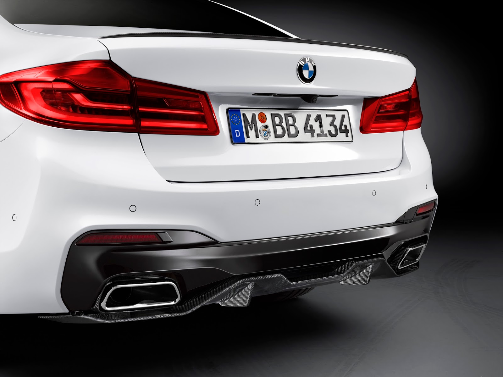P90242678 highRes the new 5 series sed Η νέα BMW Σειρά 5 Sedan με αξεσουάρ BMW M Performance