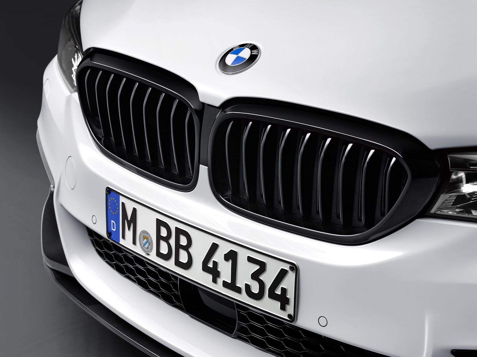 P90242680 highRes the new 5 series sed Η νέα BMW Σειρά 5 Sedan με αξεσουάρ BMW M Performance