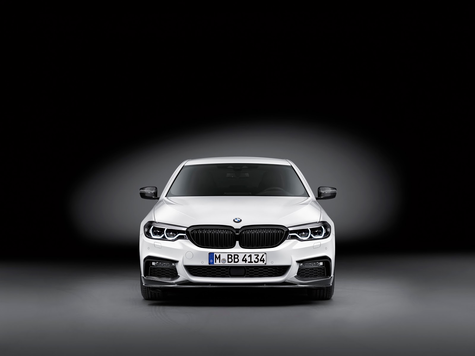P90242685 highRes the new 5 series sed Η νέα BMW Σειρά 5 Sedan με αξεσουάρ BMW M Performance