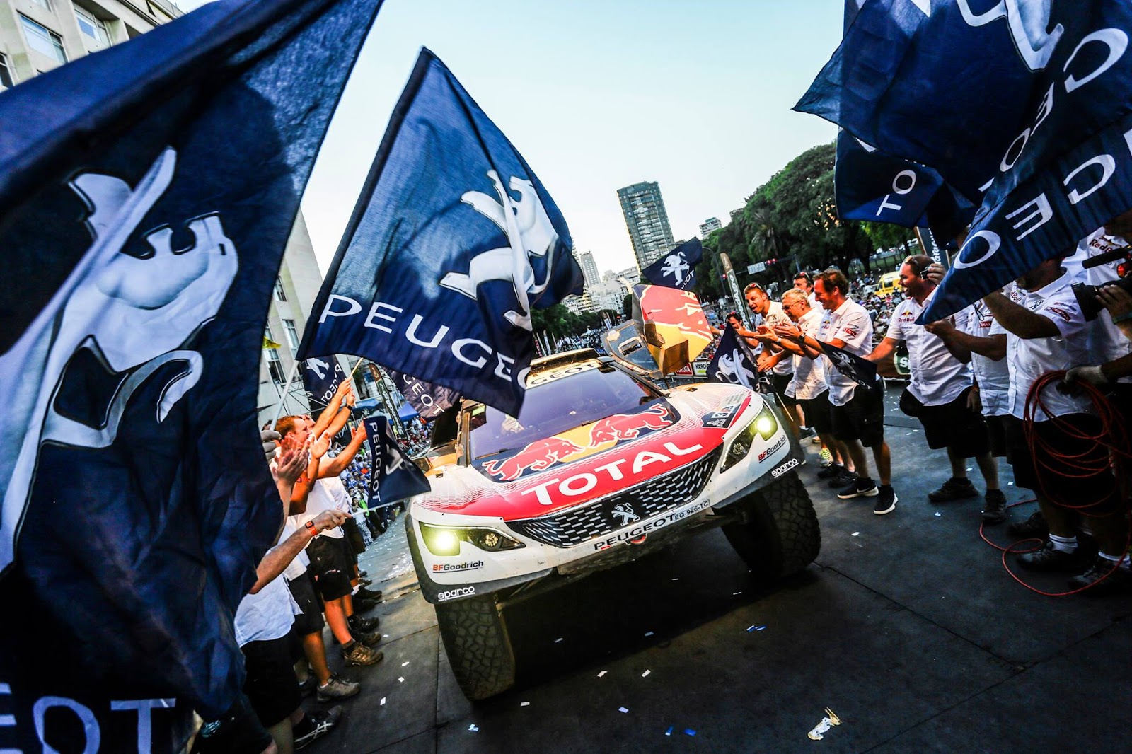 15994800 1342932242432746 64201071331572103 o Τα πιο εντυπωσιακά πλάνα από το φετινό αγώνα Dakar και ο θρίαμβος της Peugeot