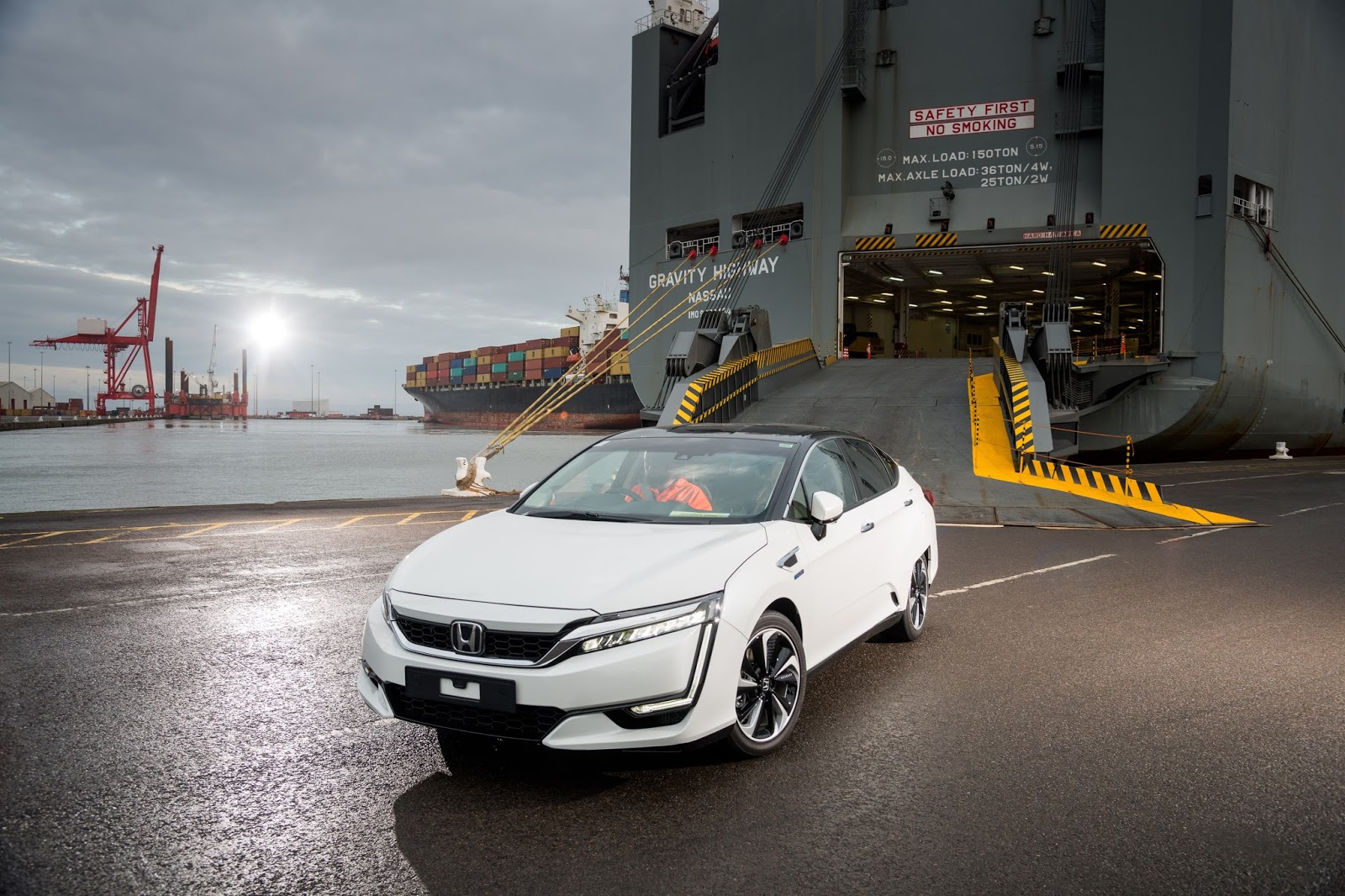 100082 First Honda Clarity Fuel Cell Arrives in Europe Ματιά στο μέλλον, από τη Honda