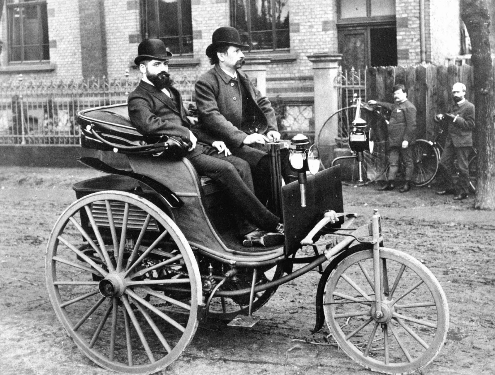 Carl Benz at the tiller of the improved 1887 Benz Patent Motorwagen 12 συν 1 αυτοκίνητα που άλλαξαν τον κόσμο