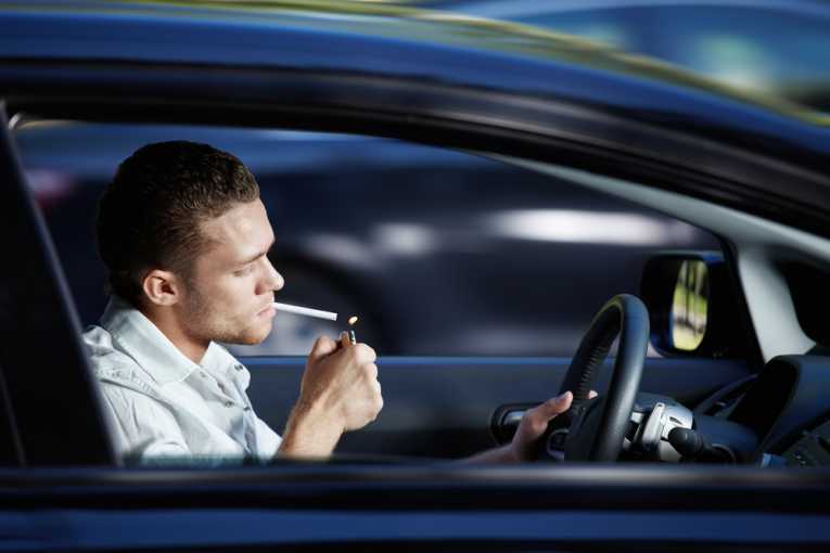 smoking banned in cars 1 1 Έρχονται πρόστιμα σε όσους καπνίζουν και οδηγούν!