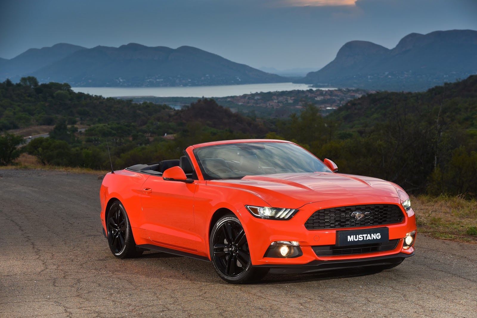 Best SellingSportsCar MustangSouthAfrica Ο... τυφώνας Ford Mustang εξαπλώνεται σε όλο τον κόσμο και ξεπουλάει!