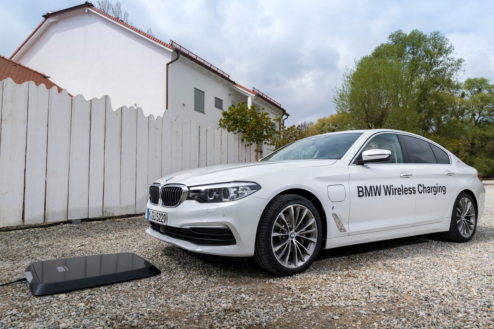 P90256388 highRes bmw wireless chargin Η BMW 530e iPerformance φέρνει την ηλεκτρική επανάσταση