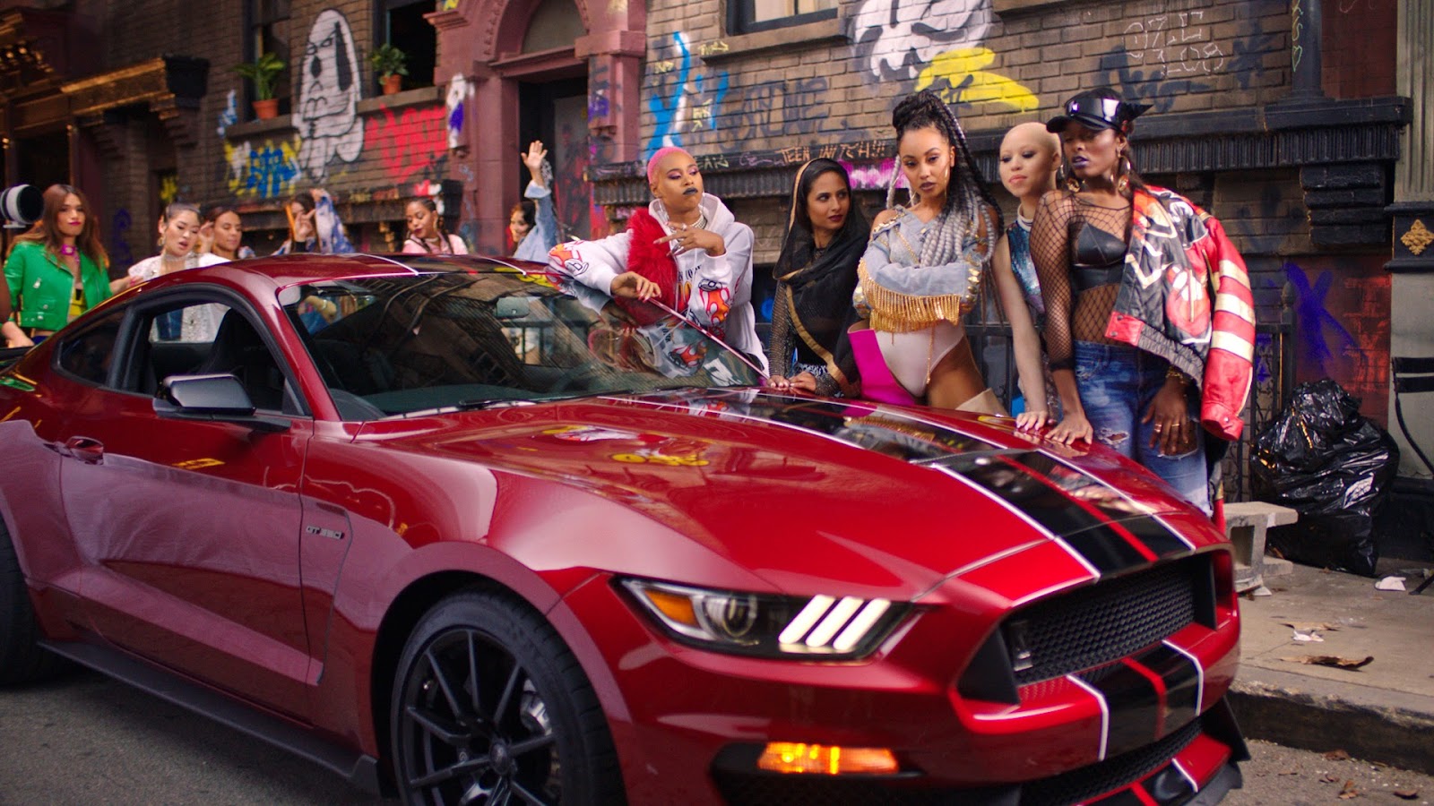 LittleMix Mustang Η Ford Mustang τα σπάει μαζί με τις Little Mix