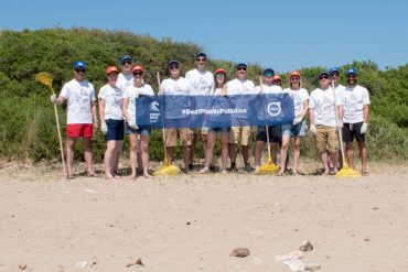 v Volvo cleans (and) Greek beaches!