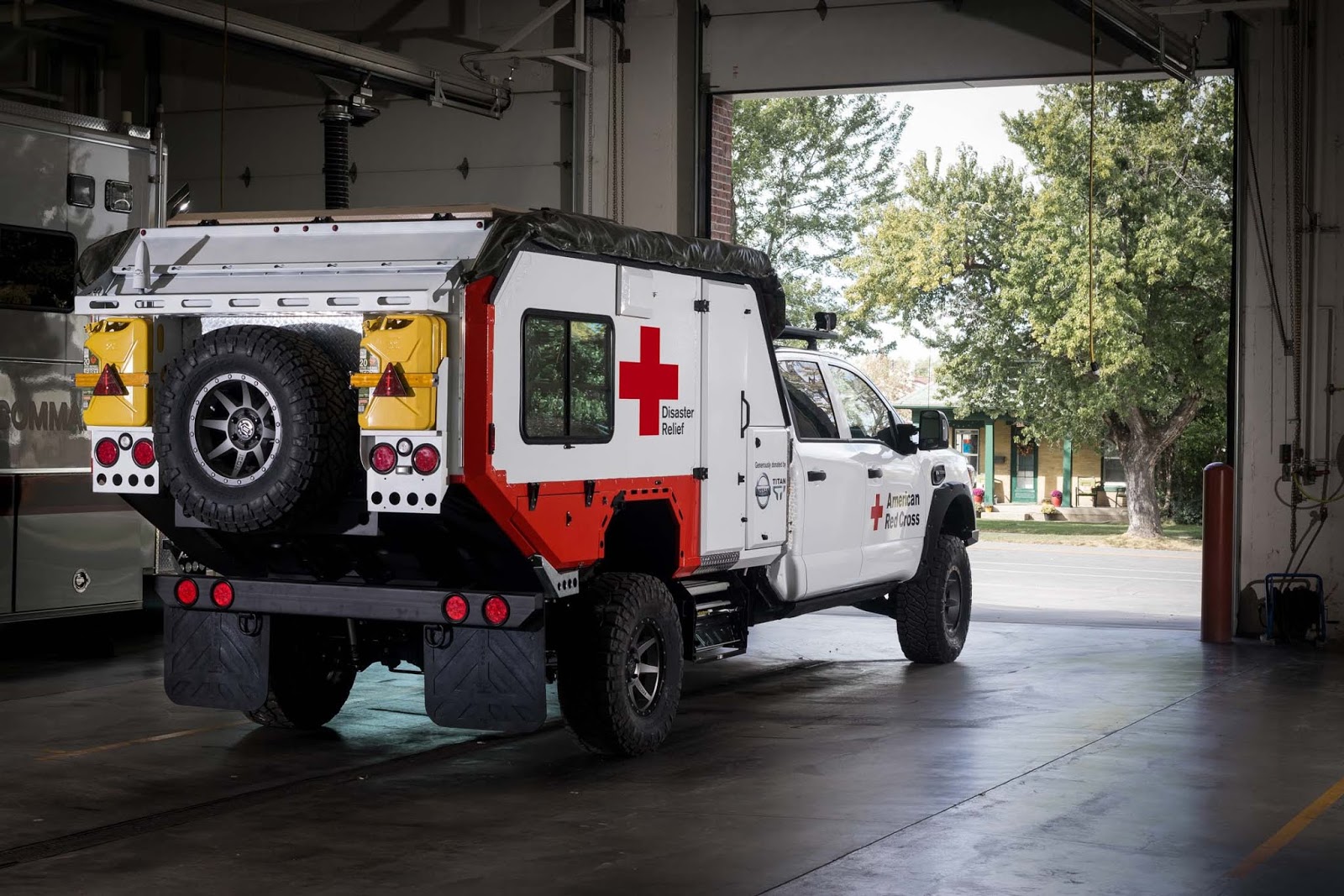 Nissan TITAN Red cross 2B252832529 Η Nissan και ο Ερυθρός Σταυρός έκαναν τον Τιτάνα... νοσοκομείο