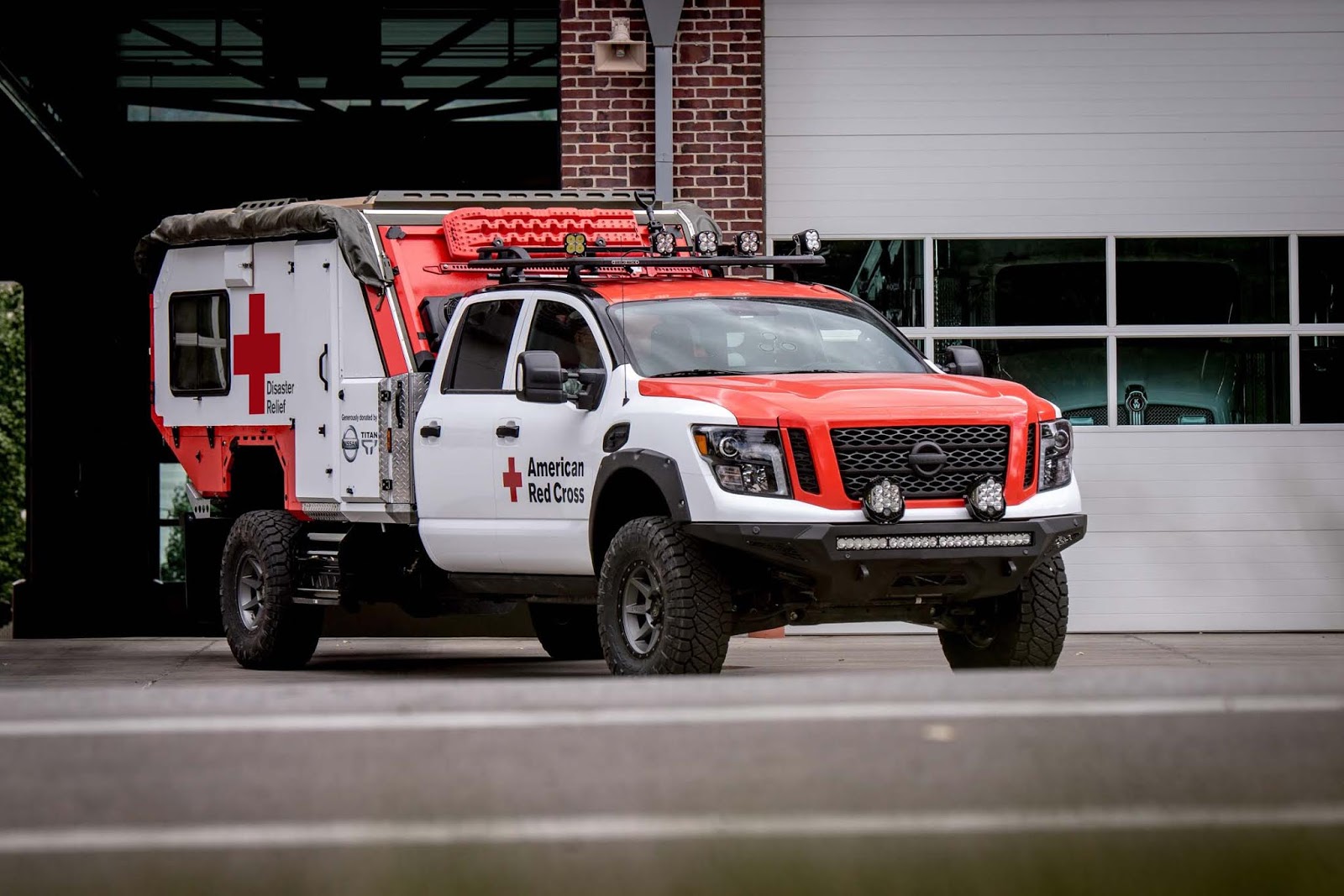 Nissan TITAN Red cross 2B252852529 Η Nissan και ο Ερυθρός Σταυρός έκαναν τον Τιτάνα... νοσοκομείο