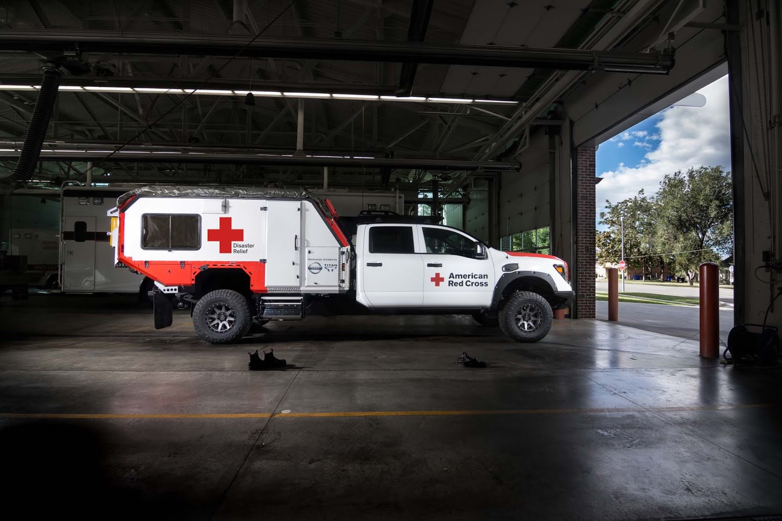 Nissan TITAN Red cross 2B252862529 Η Nissan και ο Ερυθρός Σταυρός έκαναν τον Τιτάνα... νοσοκομείο