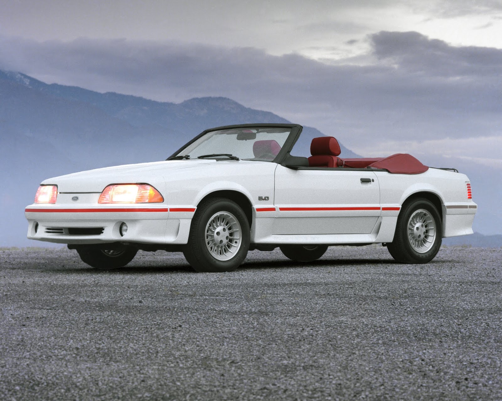1987 Ford Mustang GT convertible Πώς γιορτάζει η Mustang τα 55 της χρόνια;