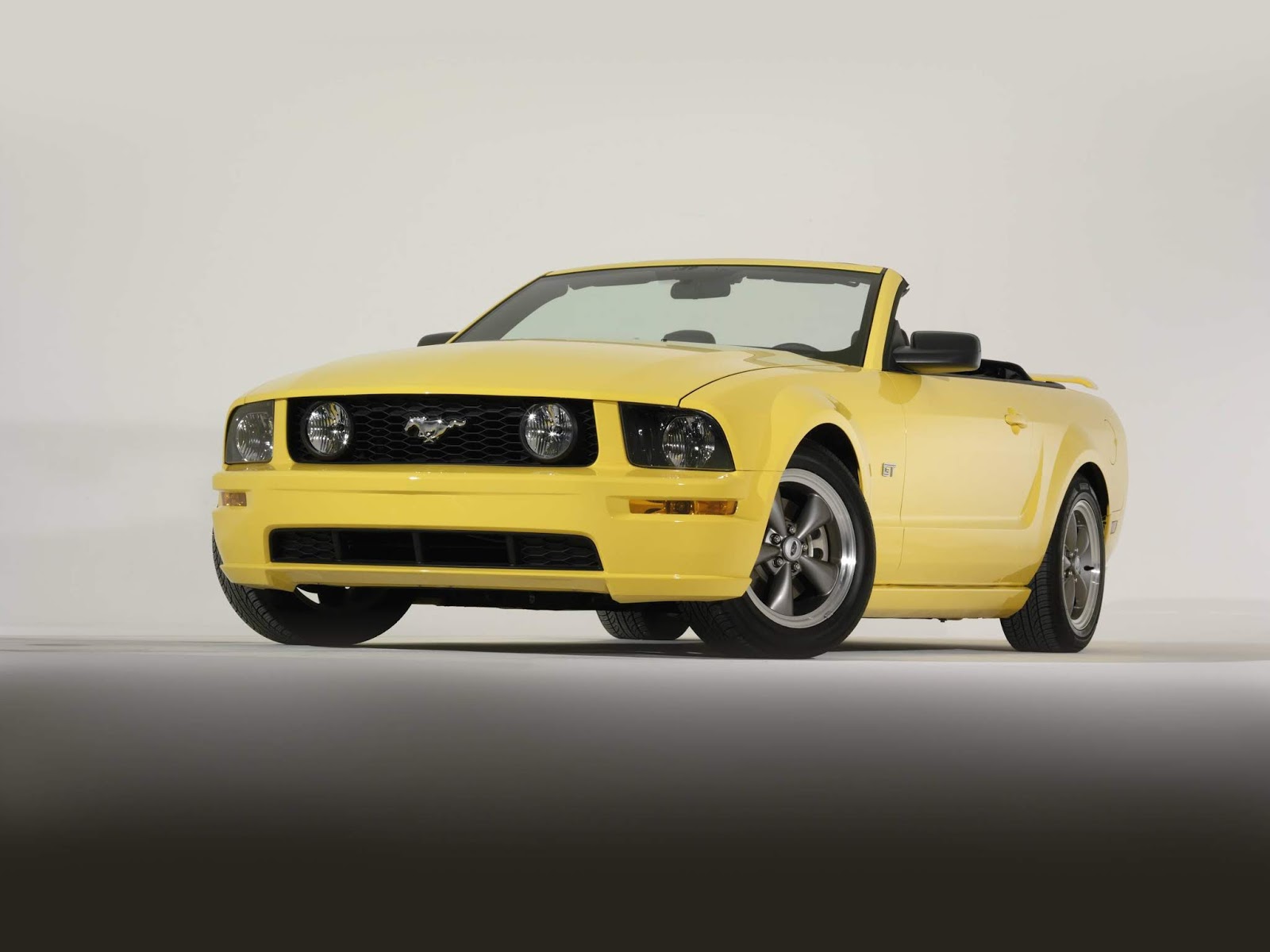 2005 Ford Mustang GT convertible 1 Πώς γιορτάζει η Mustang τα 55 της χρόνια;