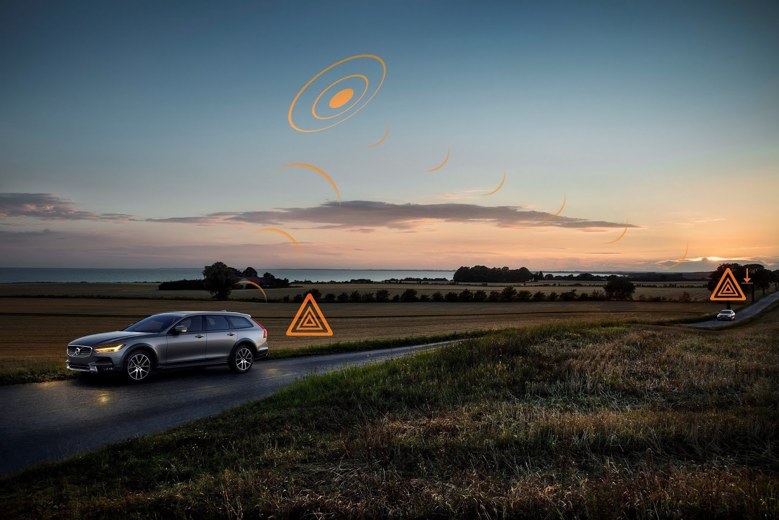 251538 Hazard Light Alert demonstration on V90 Cross Country Τα Volvo θα σε προειδοποιούν αν... γλιστράει ο δρόμος