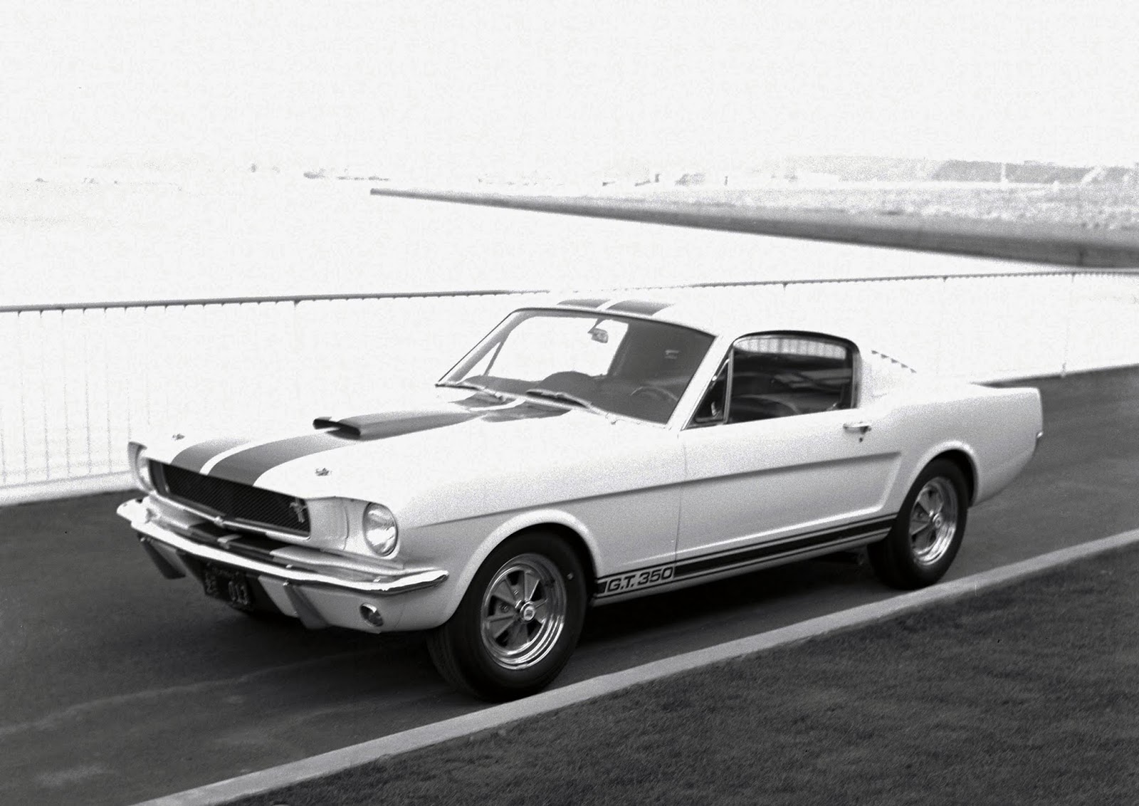 Q5 1965 Shelby GT350 2 1 Πώς γιορτάζει η Mustang τα 55 της χρόνια;