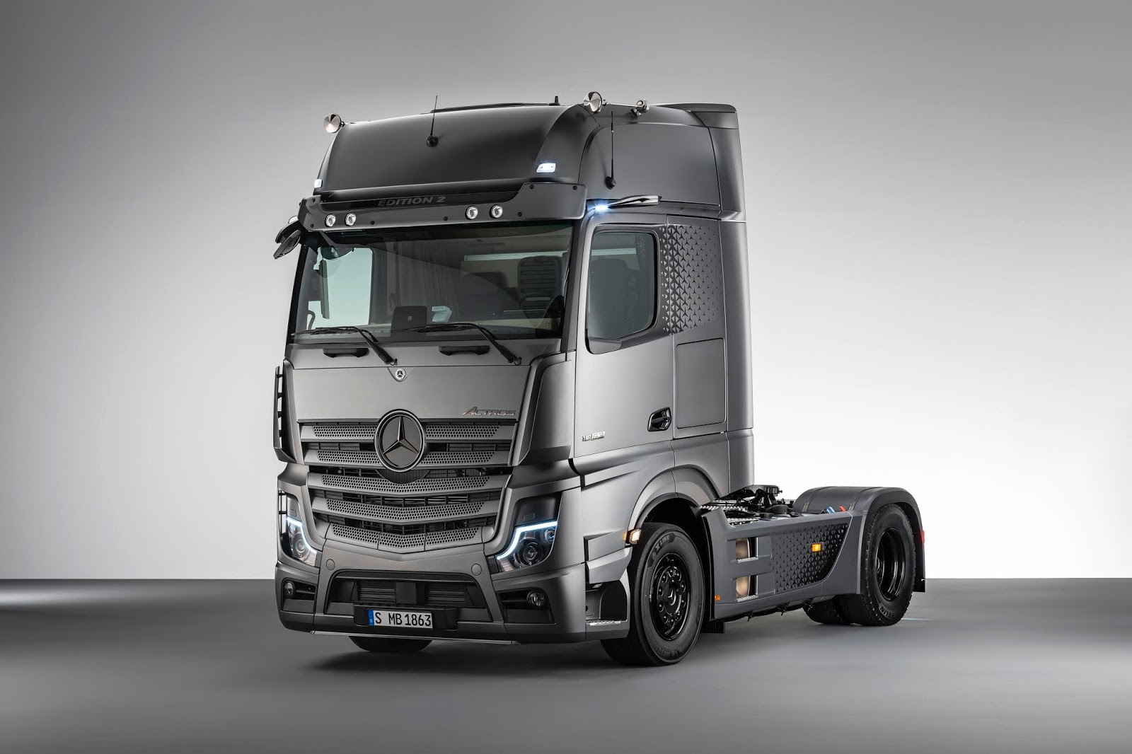 20C0493 005 Mercedes Trucks : Νέα έκδοση Actros, το νέο Arocs & 2 νέα συστήματα ασφαλείας
