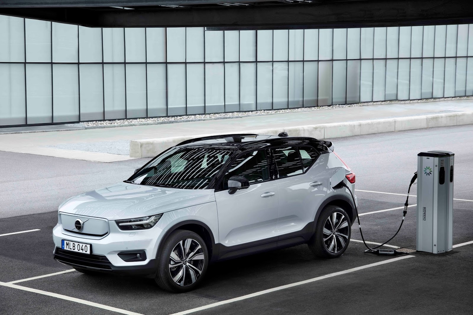 271709 Volvo XC40 Recharge P8 AWD in Glacier Silver Με 408 ίππους το Volvo XC40 Recharge