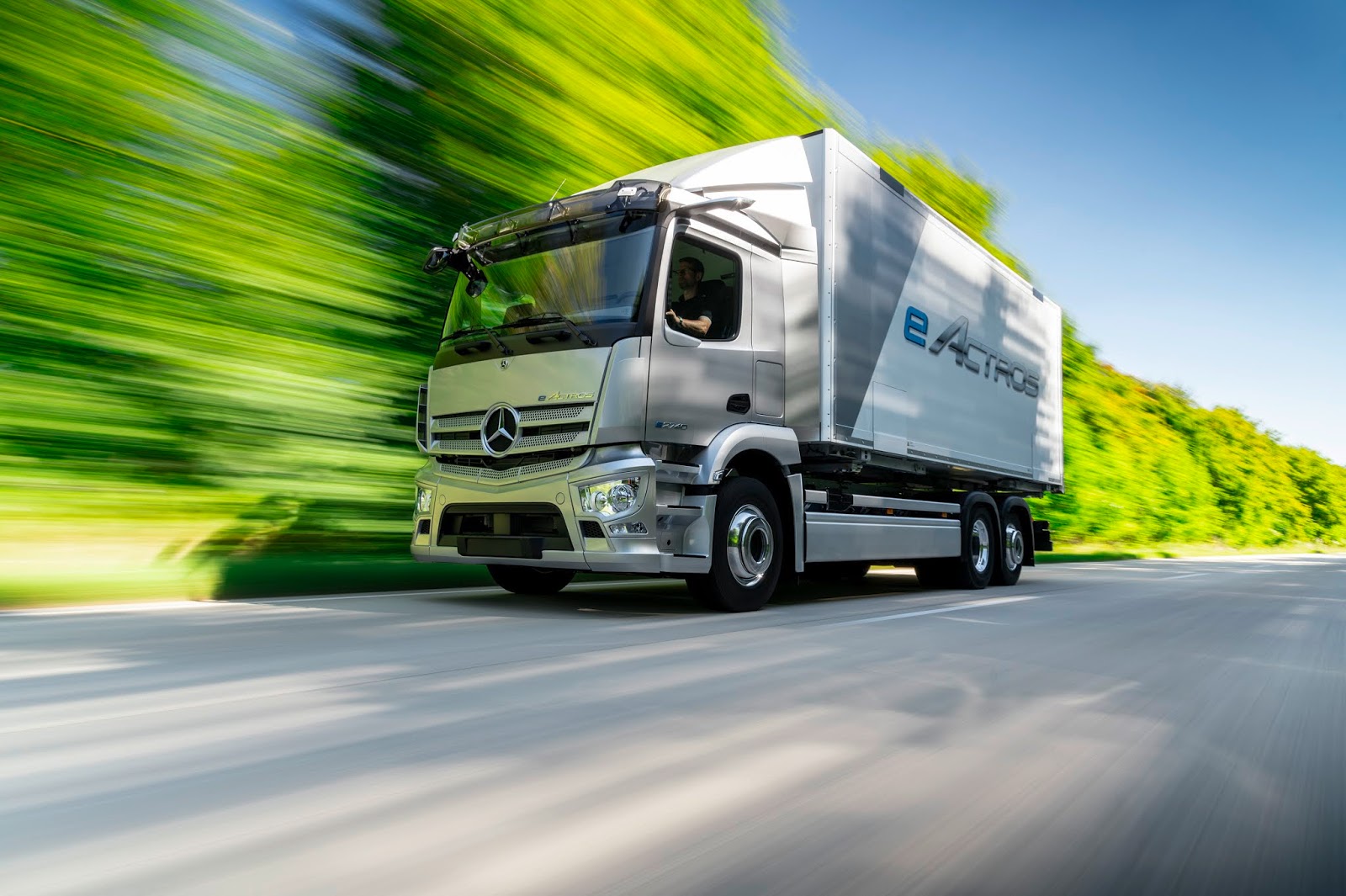 20C0706 08 Οι πρωτοπόροι της ηλεκτροκίνησης: το Mercedes-Benz eActros και το Mercedes-Benz GenH2 Truck κερδίζουν το βραβείο καινοτομίας «Truck Innovation Award 2021»