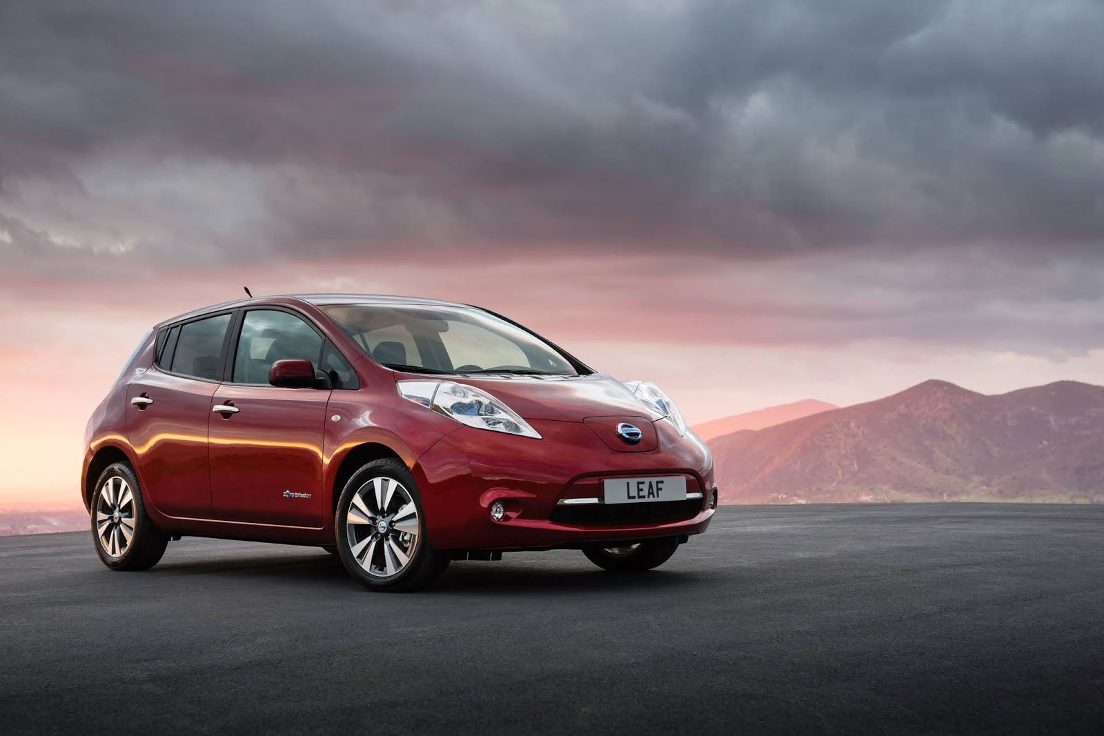 LEAF 2011 Το Nissan LEAF ξεπέρασε τις 40.000 πωλήσεις στο Ην. Βασίλειο & έγινε το "Μεταχειρισμένο Ηλεκτρικό Αυτοκίνητο της Χρονιάς"
