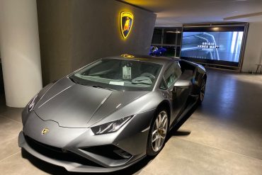 lg collaborates with trident cars 2 Η LG μαγνητίζει τους επισκέπτες της έκθεσης Lamborghini