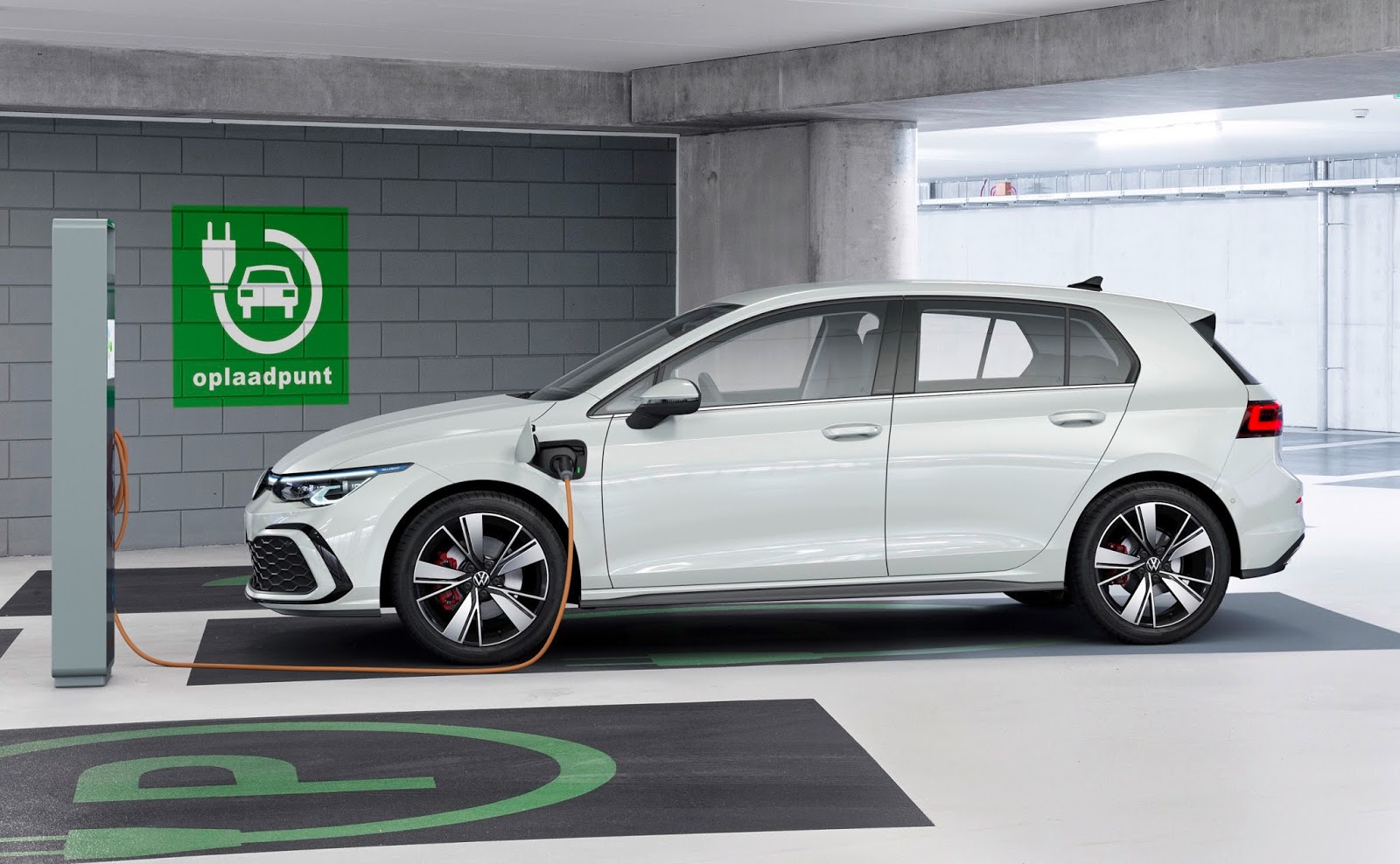 VOLKSWAGEN2BGOLF2BGTE Volkswagen : Κυρίαρχη στην ηλεκτροκίνηση το 2021