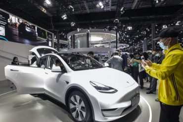 CHINA SHANGHAI AUTO H Tesla θα ανακαλέσει... online περίπου 300.000 Model 3 και Model Y