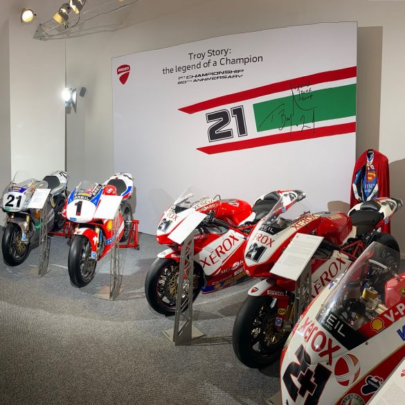 DUCATI Troy Story the Legend of a Champion 2 Μουσείο Ducati : Θεματική έκθεση για τα 20 χρόνια από τον πρώτο παγκόσμιο τίτλο του Troy Bayliss