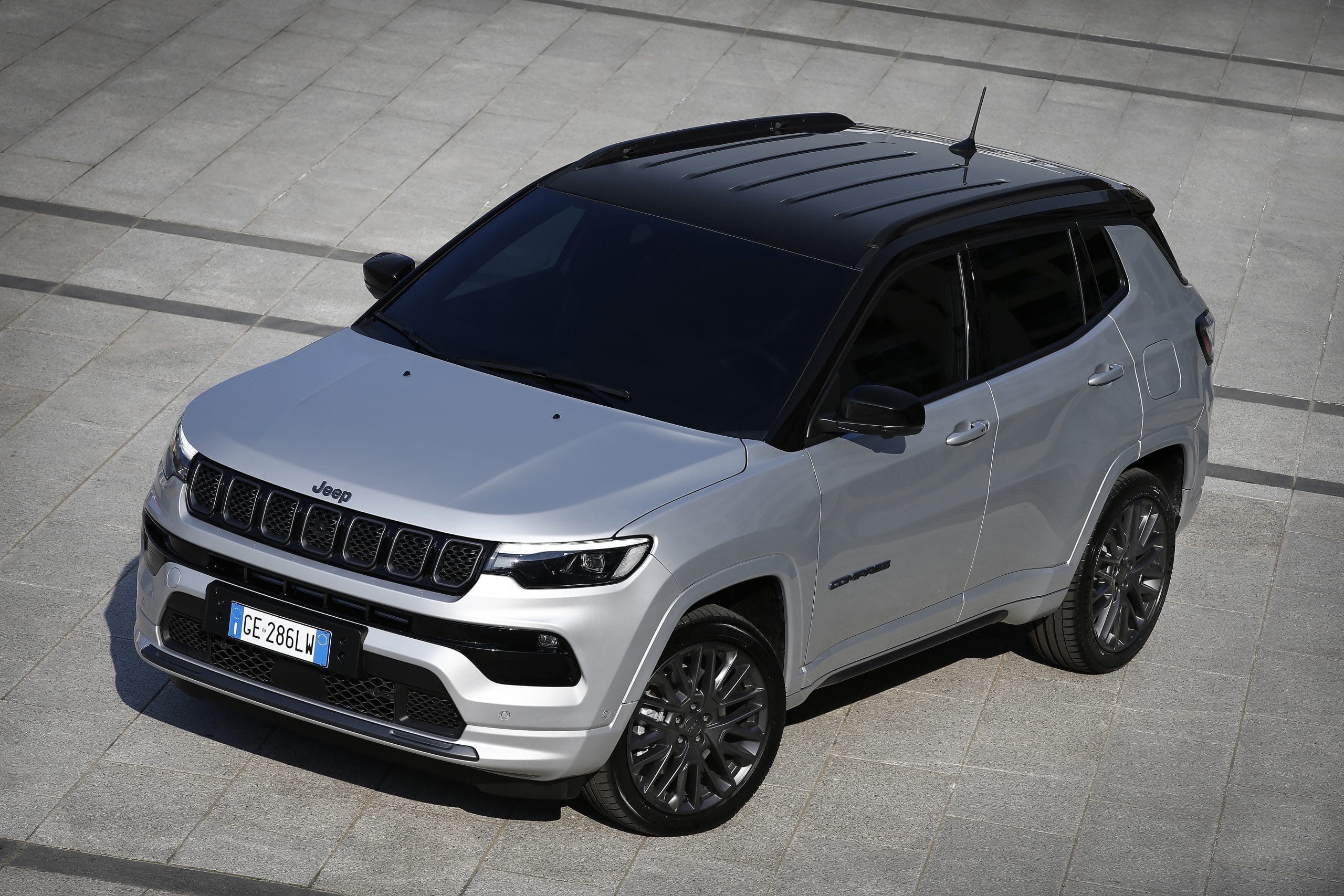 3. New Jeep® Compass S 4xe scaled H Jeep πρωταγωνιστεί στα φετινά OFF ROAD Magazine Awards