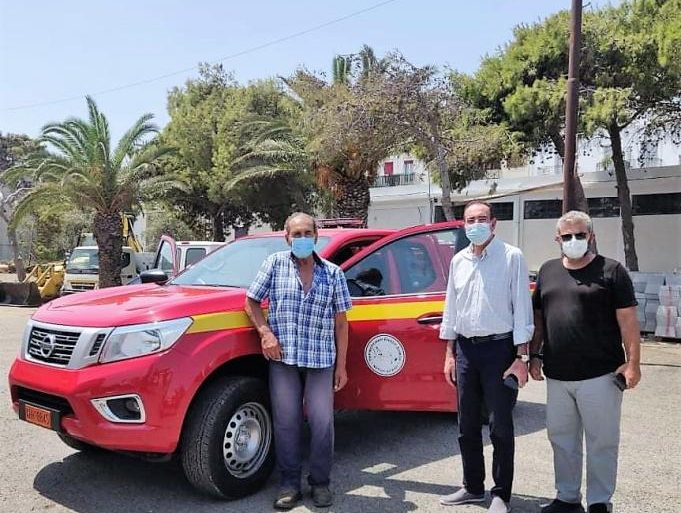 PYROSVESTIKO OHIMA 1 Ένα Πυροσβεστικό Nissan NAVARA για το Δήμο Ερμούπολης Σύρου