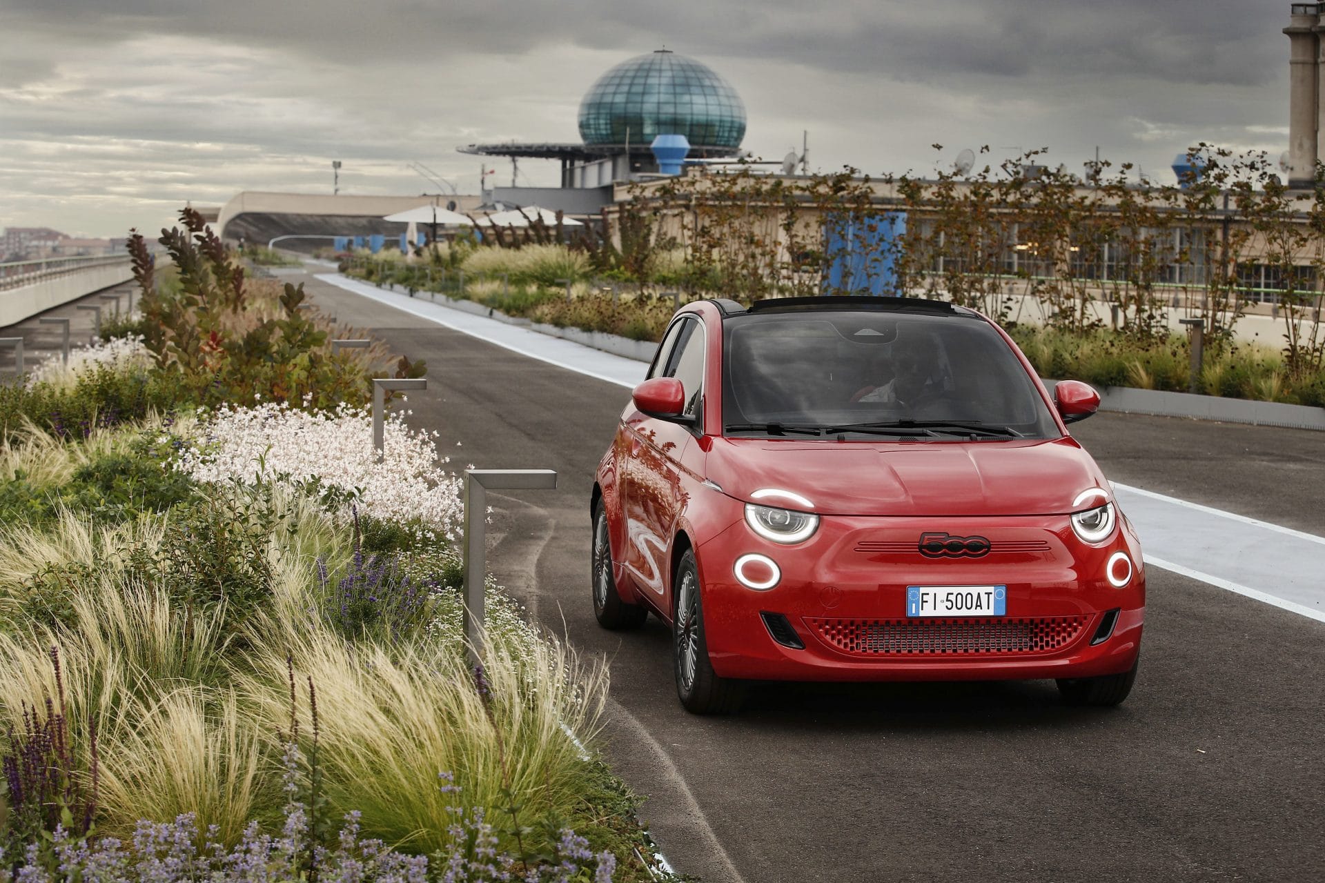 02 New Fiat 500 RED H FIAT φυτεύει το σπόρο μιας νέας, περιβαλλοντικά φιλικότερης εποχής