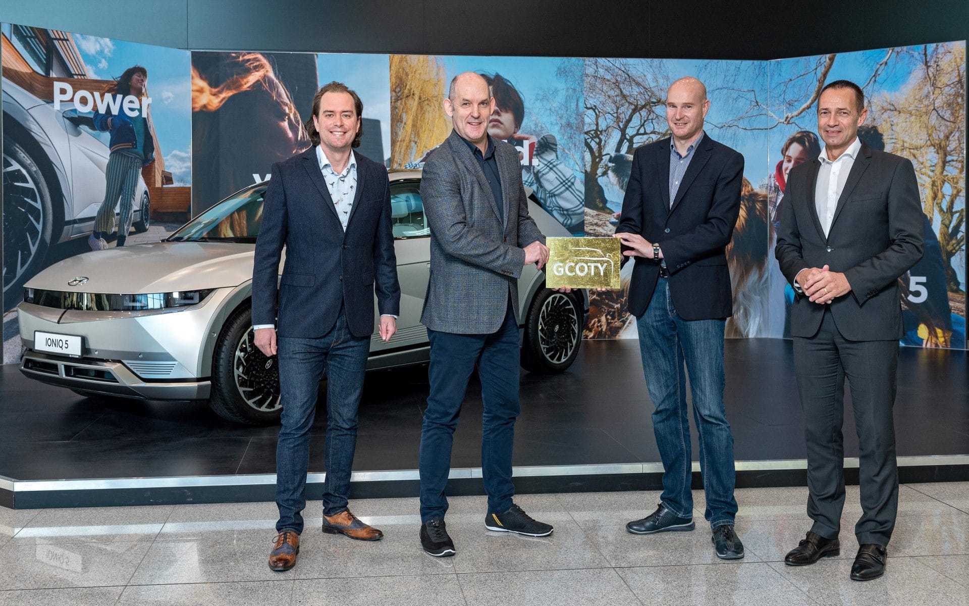 Hyundai IONIQ 5 GCOTY award handover 03 L Hyundai IONIQ 5 : “Γερμανικό Αυτοκίνητο της Χρονιάς 2022”