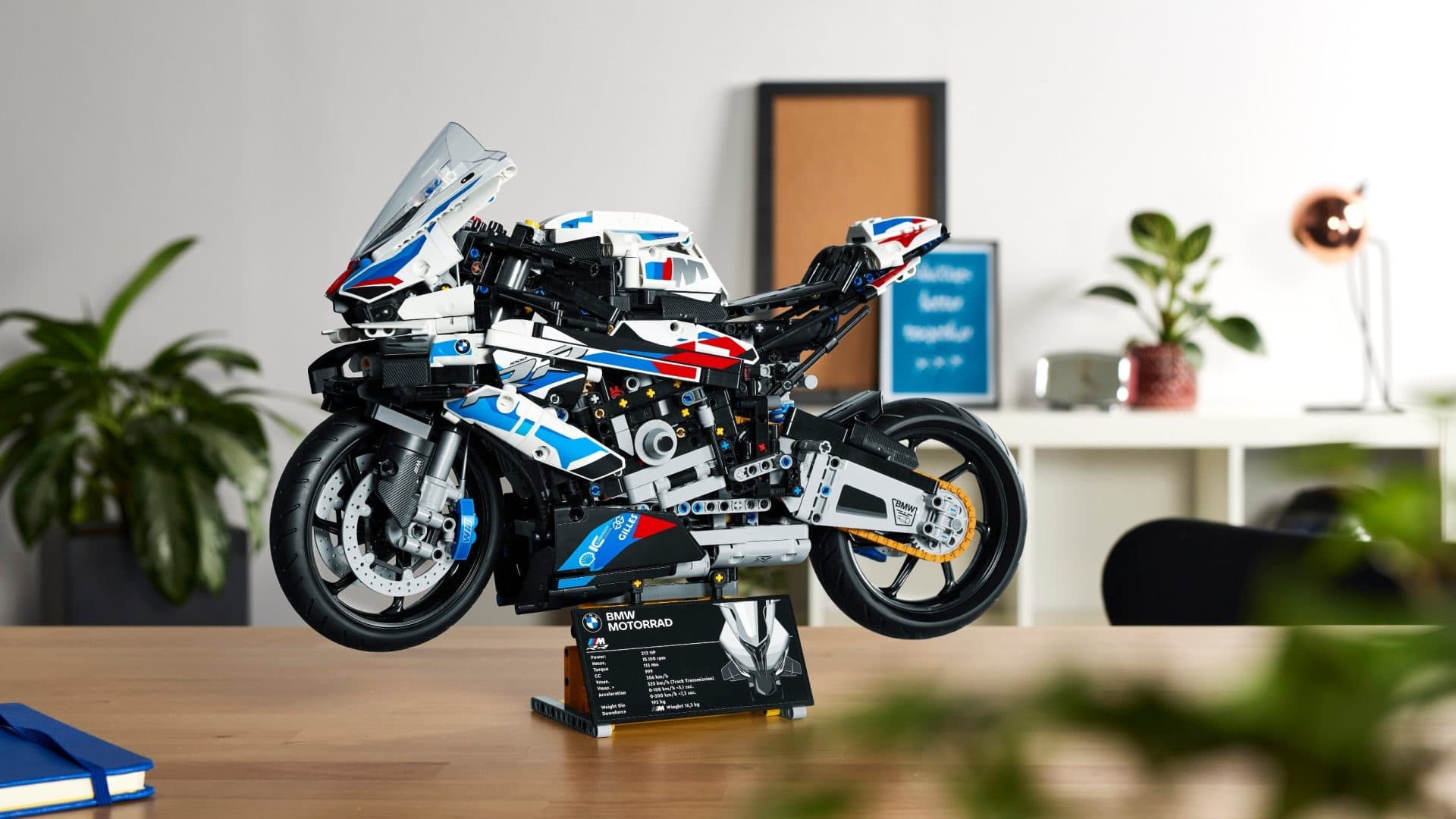 P90447012 lowRes lego technic bmw m 1 Η BMW Motorrad παρουσίαζει την LEGO Technic M 1000 RR