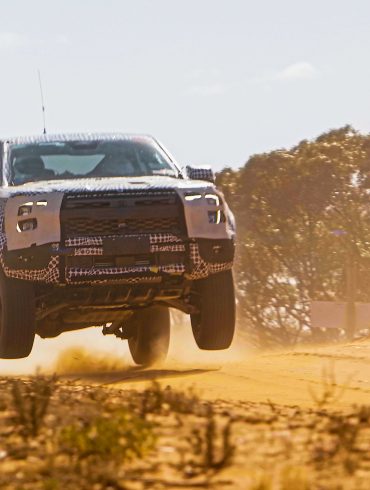 Ranger Raptor teaser jump Με 400 ίππους σε έκδοση “R” το Ford Ranger Raptor;