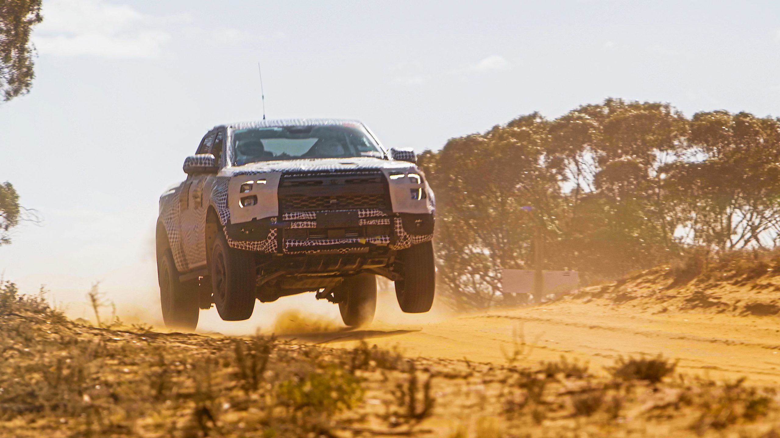 Ranger Raptor teaser jump scaled Με 400 ίππους σε έκδοση “R” το Ford Ranger Raptor;