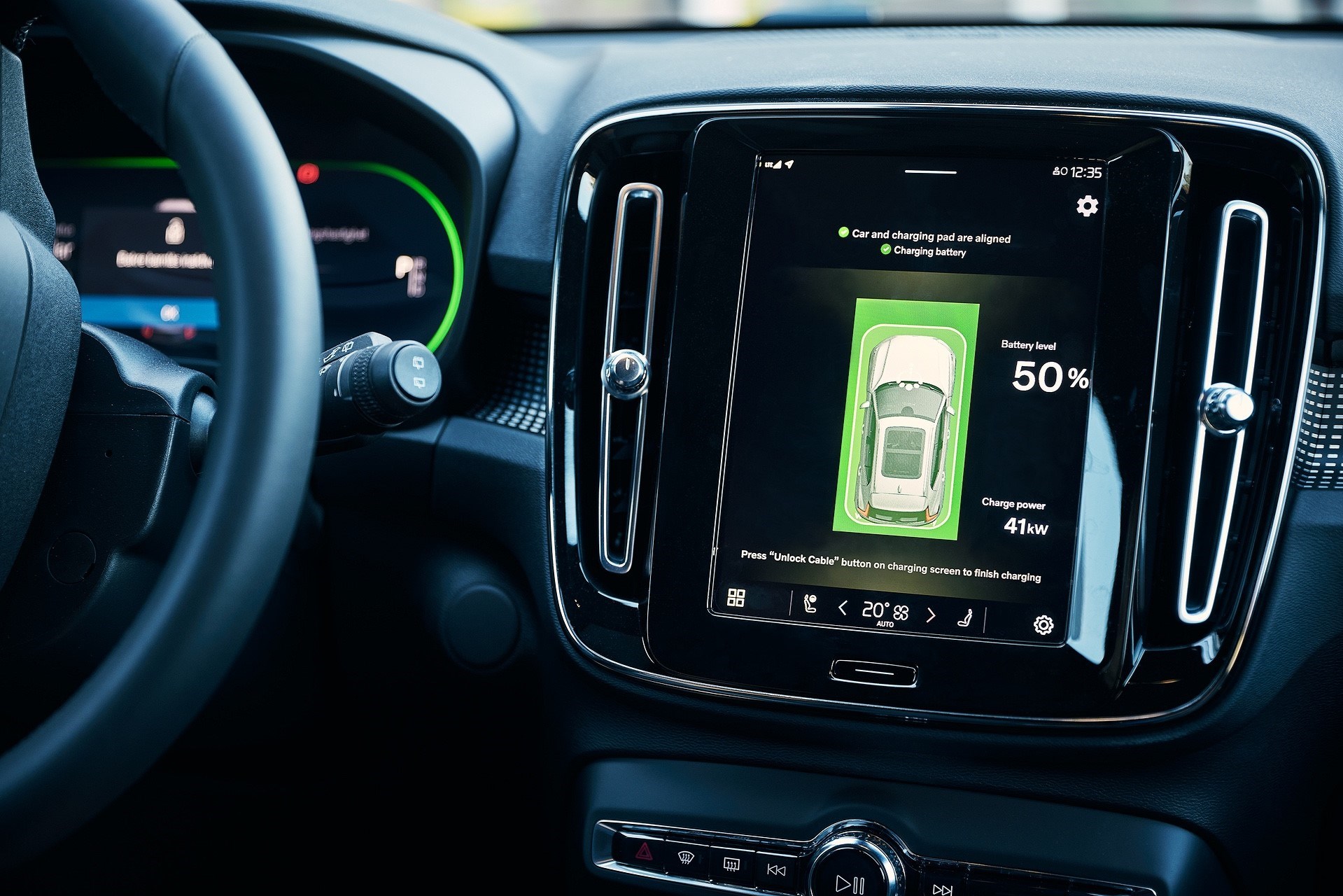 295954 Volvo Cars tests new wireless charging technology Η Volvo δοκιμάζει νέα τεχνολογία ασύρματης φόρτισης