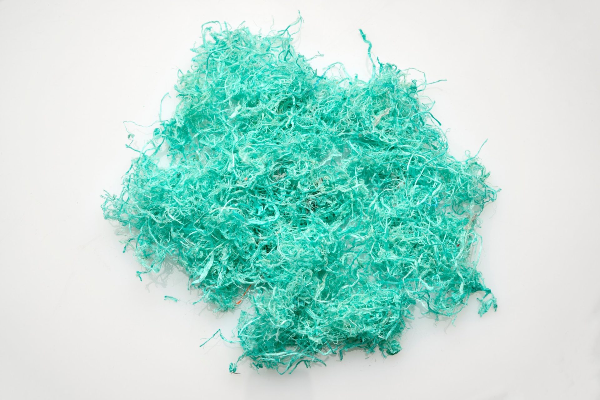 P90476875 lowRes plastic fibers from BMW Group: Ανταλλακτικά από ανακυκλωμένα δίχτυα ψαρέματος