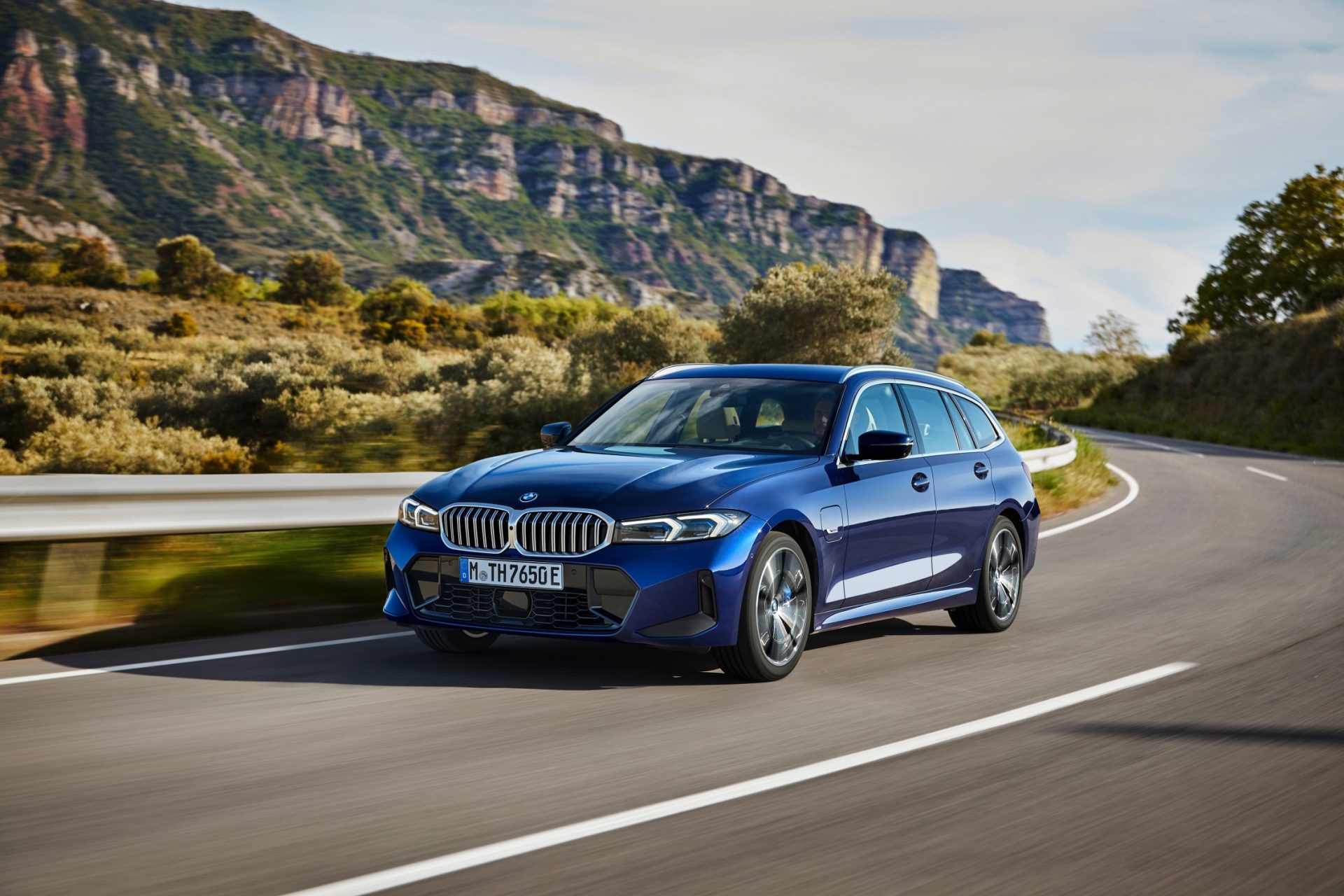 P90462518 lowRes the new bmw 330e tou Η BMW ξεκινά το 2023 με επιτυχίες