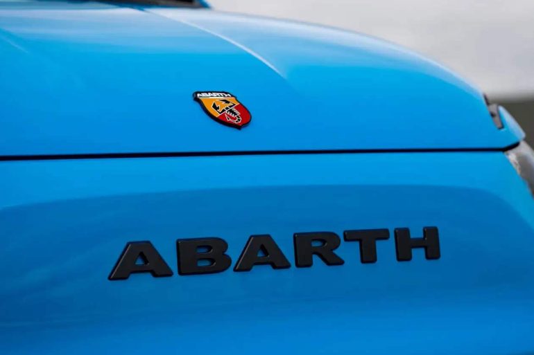 00115 abarth 500e convertible uk fd 2023 logo Abarth 600e: Νέες λεπτομέρειες για «καυτό» εξακοσαράκι