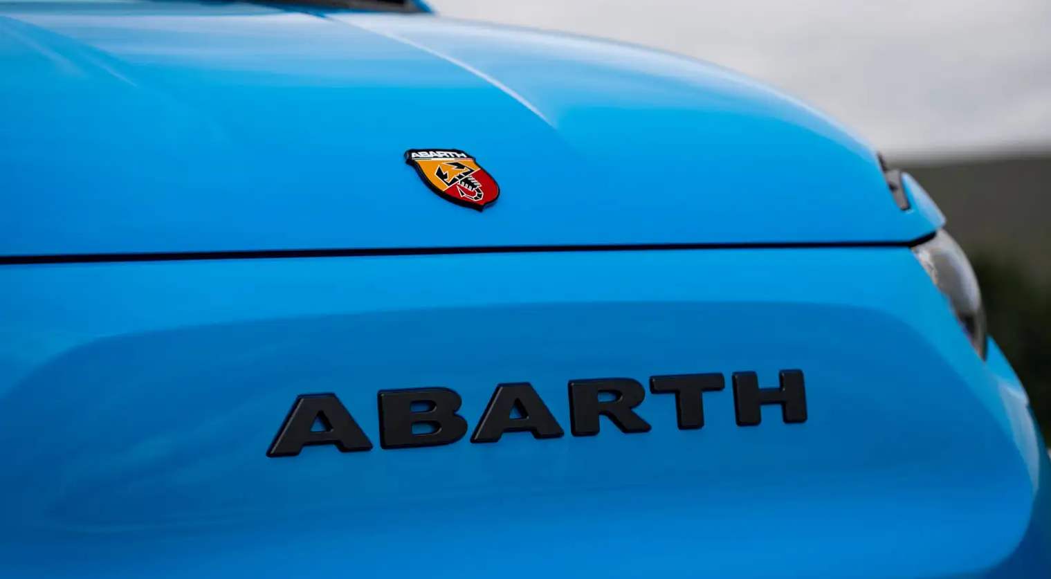 00115 abarth 500e convertible uk fd 2023 logo Abarth 600e: Neue Details für einen heißen Sechssitzer