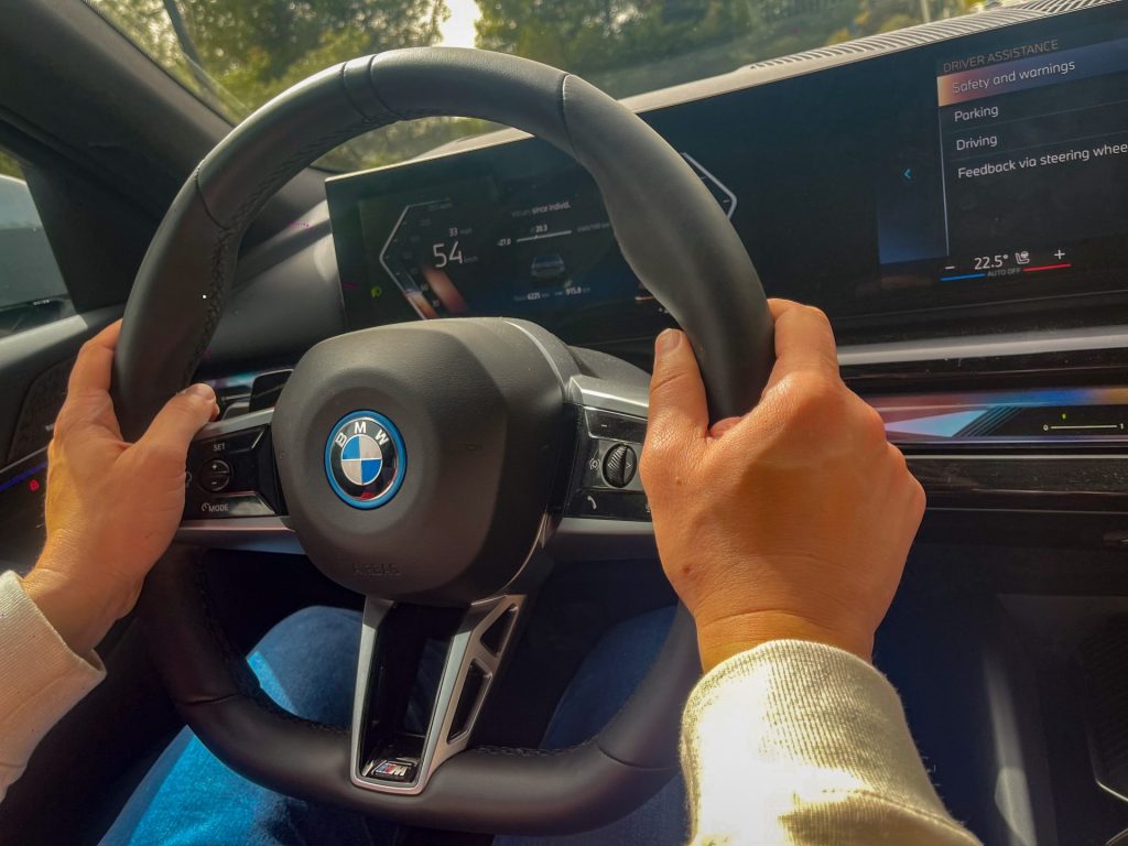 IMG 1517 Οδηγούμε την BMW i5 : Το Παγκόσμιο Πολυτελές Αυτοκίνητο της Χρονιάς (Βίντεο)
