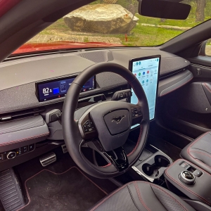 IMG 9601 Οδηγούμε Mustang Mach-e 4 X AWD 351HP: Ασυμβίβαστη γενιά (Βίντεο)