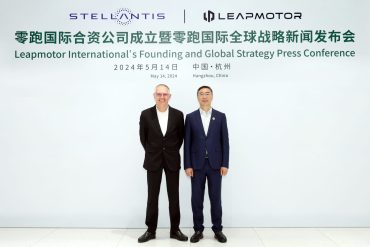 Hero Stellantis CEO Carlos Tavares Leapmotor Founder Chairman and CEO Jiangming Zhu Η Stellantis και η Leapmotor ετοιμάζονται να λανσάρουν ηλεκτρικά οχήματα στην Ελλάδα στο πλαίσιο της παγκόσμιας στρατηγικής επέκτασης