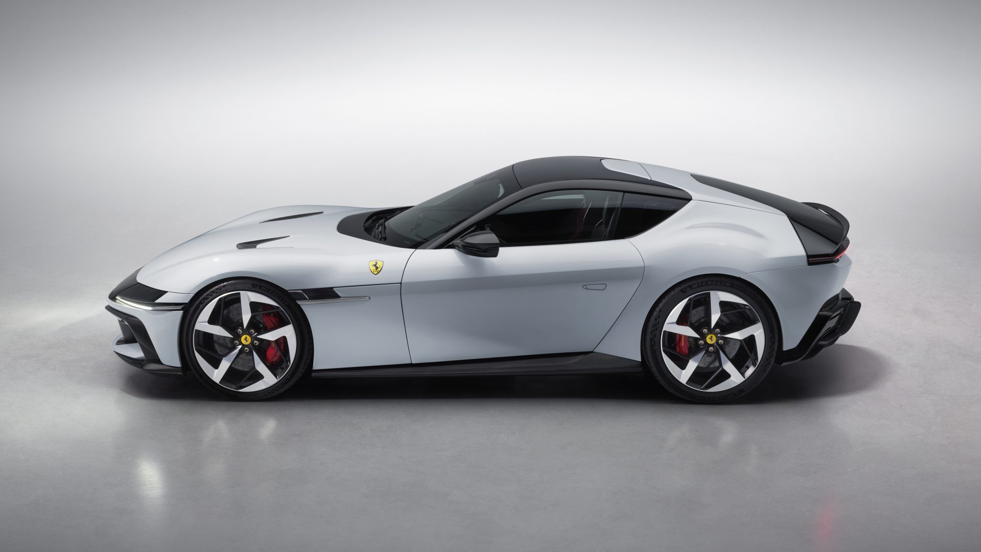 New Ferrari V12 ext 02 white media 995c2e4b 90b5 4696 a907 17a7ca228a38 Ferrari 12Cilindri : Μια σύγχρονη Daytona